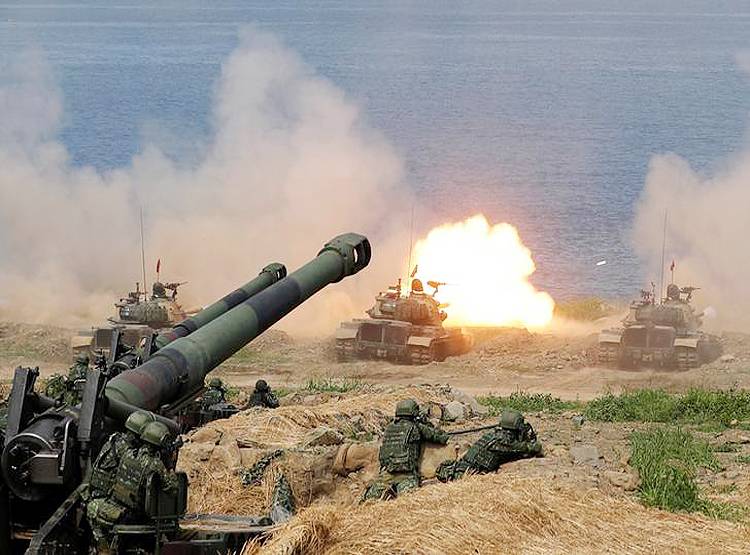 कोरोना के बीच चीनी नौसेना ने दागी मिसाइलें, टेंशन में आए पड़ोसी देश