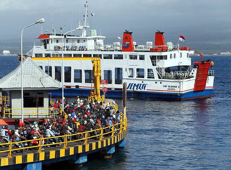 पता चला फेरी पर कोरोना संक्रमित लोग हैं तो समुद्र में कूदे यात्री