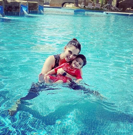 शादी की 10वीं सालगिरह पर सानिया ने किया पति को विश, देखें फोटोज