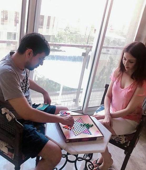 पति संग इनडोर गेम्स खेल टाइम पास कर रहीं भाबी जी फेम सौम्या टंडन, Photos