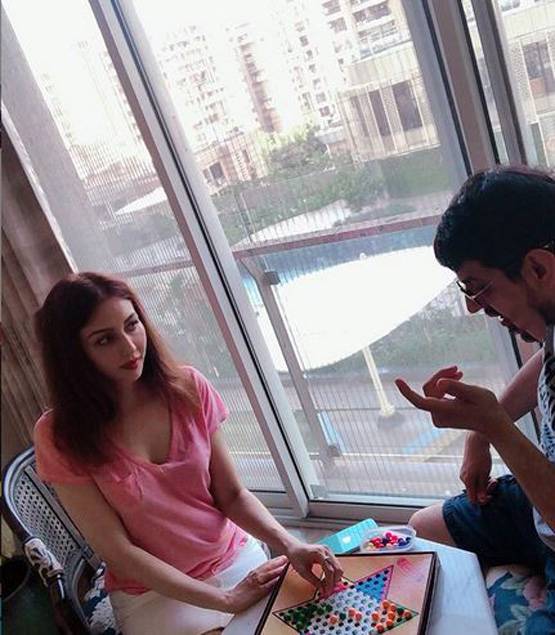 पति संग इनडोर गेम्स खेल टाइम पास कर रहीं भाबी जी फेम सौम्या टंडन, Photos