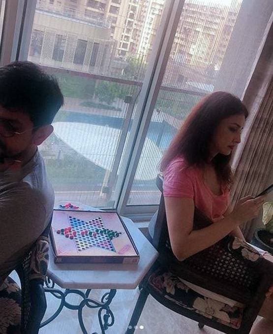 पति संग इनडोर गेम्स खेल टाइम पास कर रहीं भाबी जी फेम सौम्या टंडन, Photos