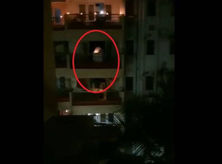 नौ मिनट की दिवाली में हदें पार, कोई बना भूत, किसी ने लगाई आग