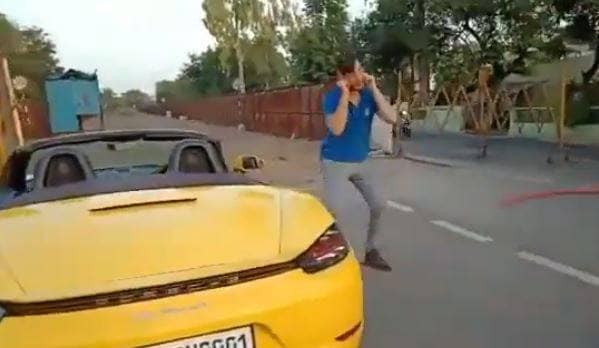 लॉकडाउन में पोर्शे की सवारी युवक को पड़ी भारी, सड़क पर करनी पड़ी उठक-बैठक