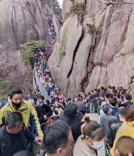 लॉकडाउन के बीच चीन के पर्यटन स्थल पर भीड़, कोरोना फैलने की आशंका