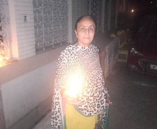 कोरोना के खिलाफ जंग को लोगों ने दिवाली में बदला, जमकर की आतिशबाजी