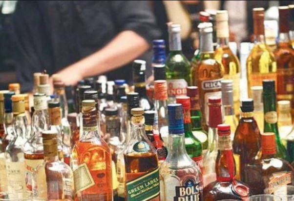 लॉकडाउन में मजदूरों को बांट रहा था शराब, TikTok ने पहुंचा दिया हवालात