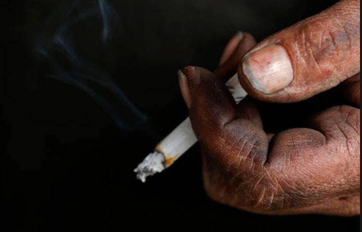 लॉकडाउन: सिगरेट की ऐसी तलब, पहुंचा दूसरे देश, हेलिकॉप्टर से रेस्क्यू