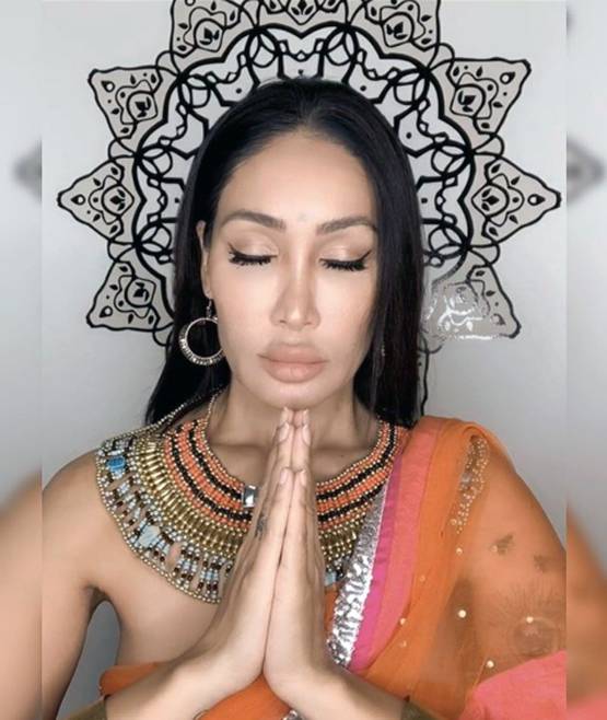 सोफिया की न्यूड फोटो पर विवाद, धार्मिक भावना आहत करने का आरोप, शिकायत दर्ज