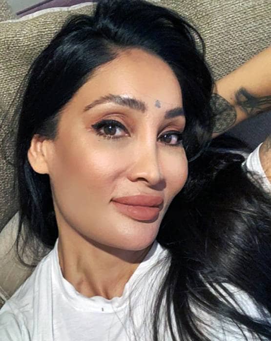 सोफिया की न्यूड फोटो पर विवाद, धार्मिक भावना आहत करने का आरोप, शिकायत दर्ज