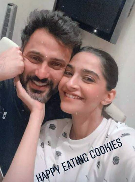 सोनम कपूर ने पति के लिए बनाई कुकीज, शरारत में कहा- 'सब खा जाऊंगी'