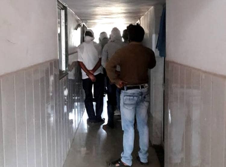 बिना शादी के मां बनी 17 साल की लड़की, ऑपरेशन थिएटर में ही लगा ली फांसी