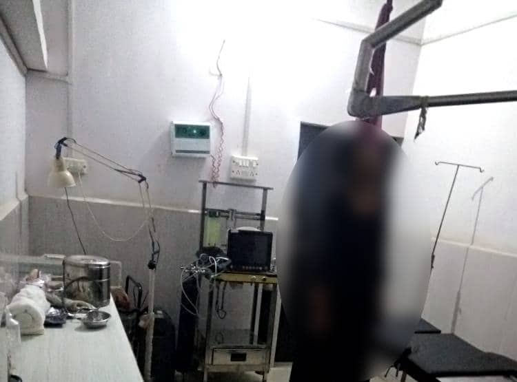 बिना शादी के मां बनी 17 साल की लड़की, ऑपरेशन थिएटर में ही लगा ली फांसी