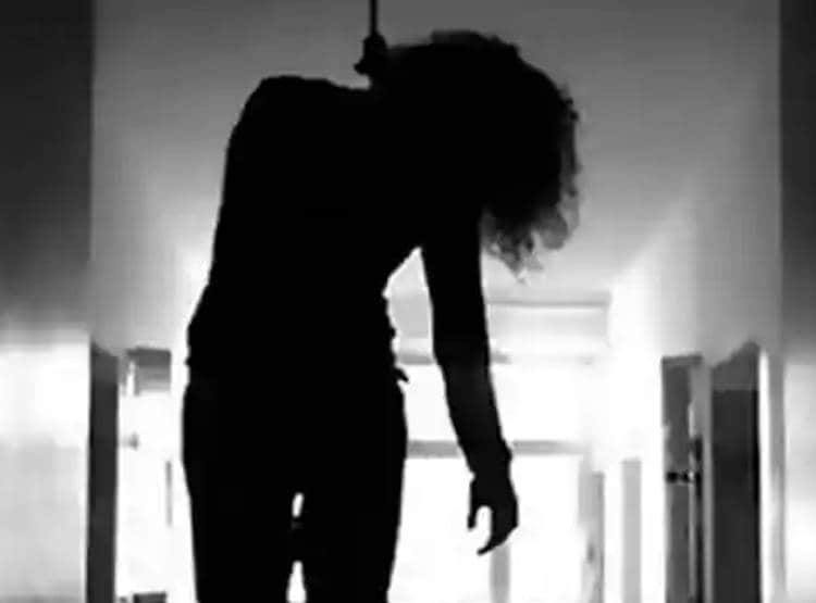 चाचा ने तमंचा देकर कहा- मां-भाई-बहन को मार दो, भतीजी ने किया सुसाइड