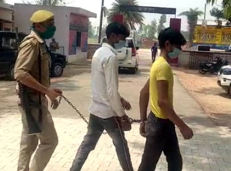 UP: गैंगरेप करने पर पंचों ने दी 5-5 जूते मारने की सजा, लड़की ने लगा ली फांसी