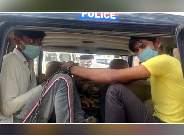 UP: गैंगरेप करने पर पंचों ने दी 5-5 जूते मारने की सजा, लड़की ने लगा ली फांसी