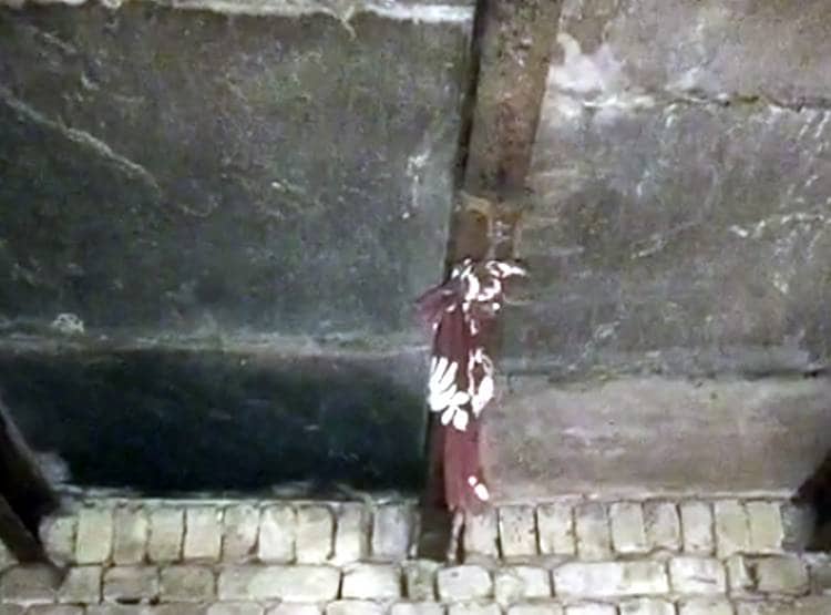 UP: गैंगरेप करने पर पंचों ने दी 5-5 जूते मारने की सजा, लड़की ने लगा ली फांसी