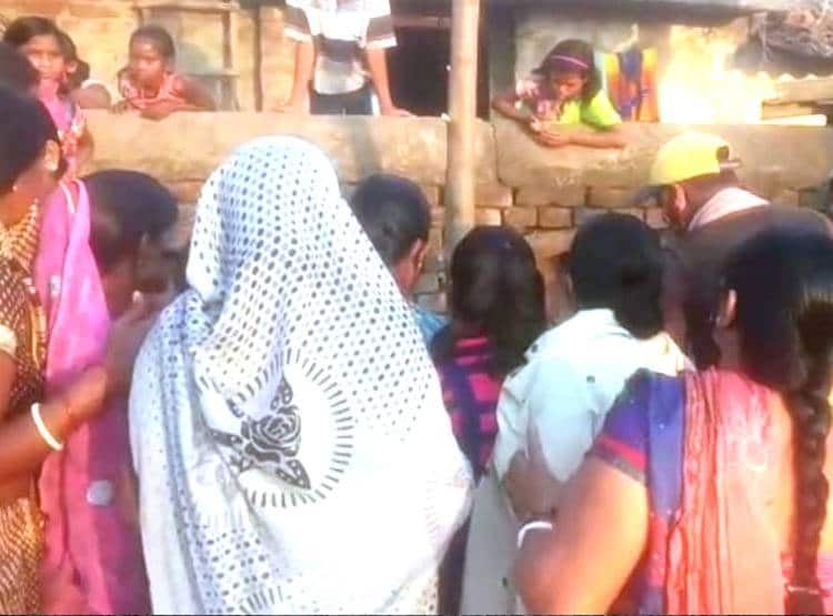 लॉकडाउन पर भारी आस्था, पेड़ पर दिखे त्रिशूल-डमरू तो जुट गई भीड़