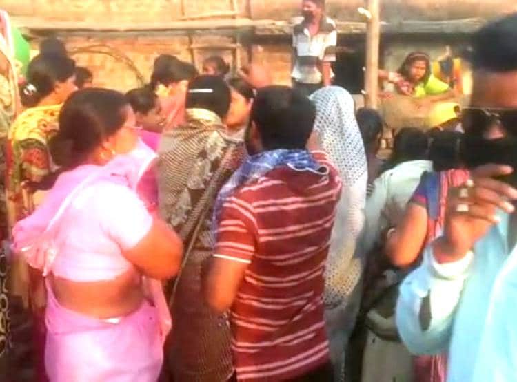 लॉकडाउन पर भारी आस्था, पेड़ पर दिखे त्रिशूल-डमरू तो जुट गई भीड़