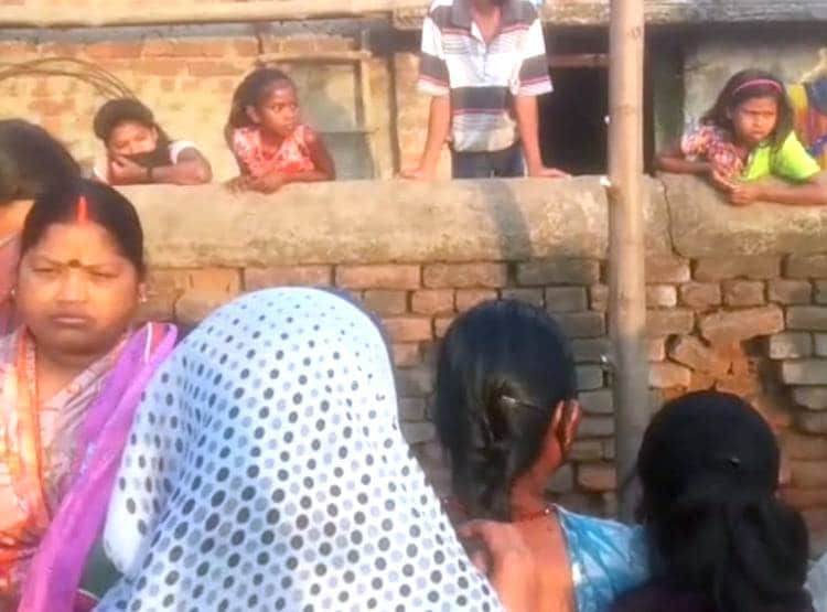 लॉकडाउन पर भारी आस्था, पेड़ पर दिखे त्रिशूल-डमरू तो जुट गई भीड़