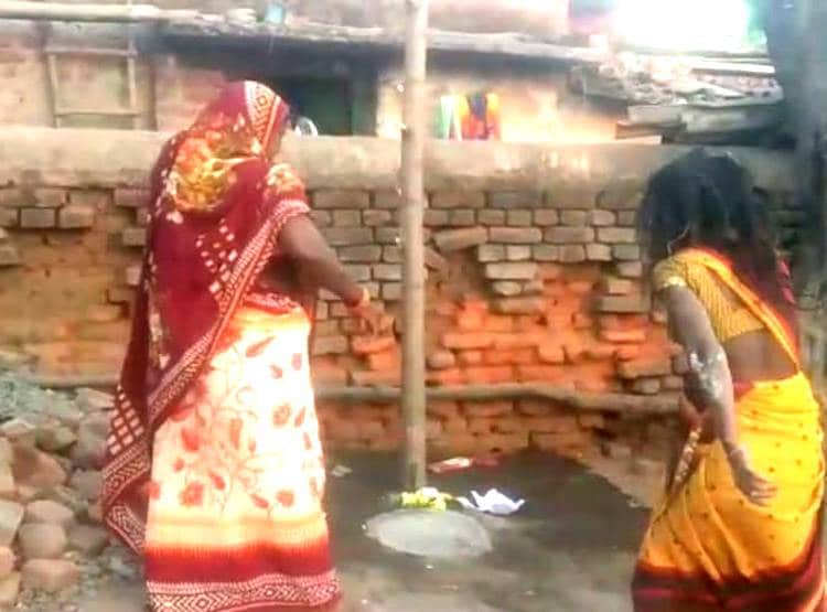 लॉकडाउन पर भारी आस्था, पेड़ पर दिखे त्रिशूल-डमरू तो जुट गई भीड़