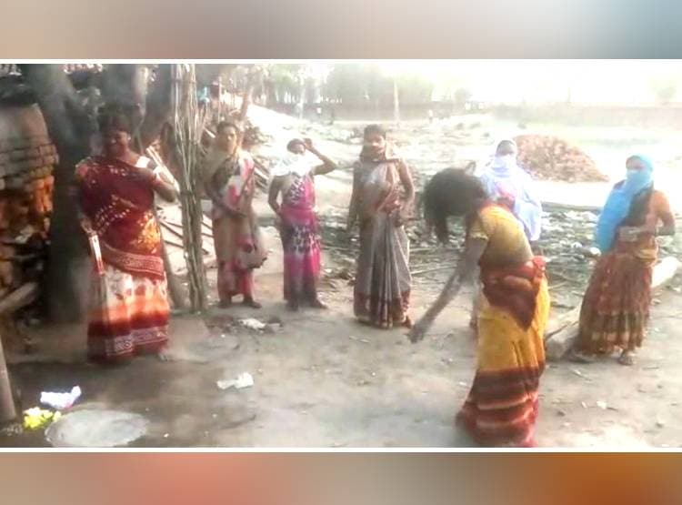 लॉकडाउन पर भारी आस्था, पेड़ पर दिखे त्रिशूल-डमरू तो जुट गई भीड़