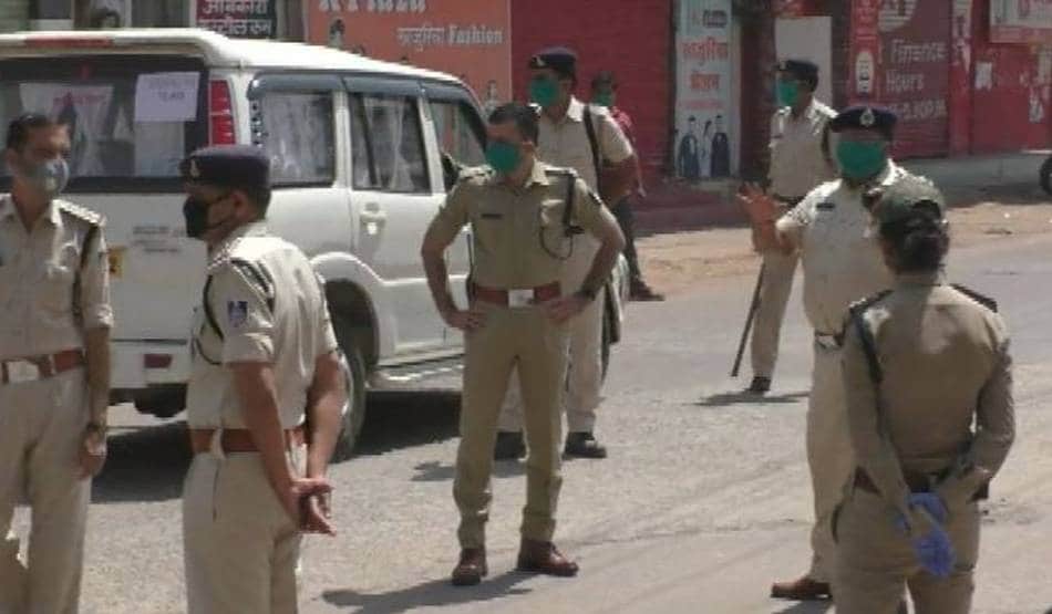 फोन पर बताई भुखमरी की बात, अफसर पहुंचे तो मिला 15 दिन का राशन