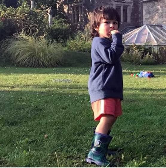 ईस्टर पर पापा सैफ ने ऐसे किया तैमूर को तैयार, करीना ने शेयर की फोटोज