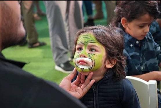 ईस्टर पर पापा सैफ ने ऐसे किया तैमूर को तैयार, करीना ने शेयर की फोटोज