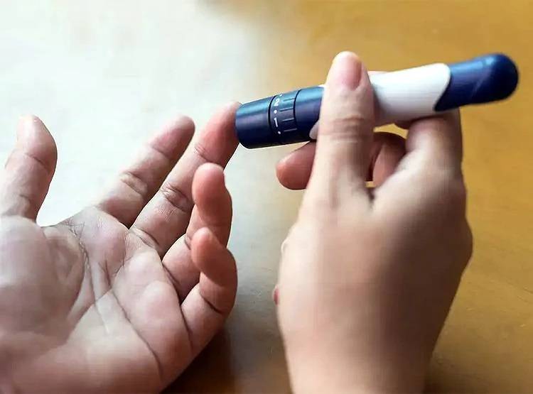 चीन: कोरोना वैक्सीन का काम सेना के पास, पहला ट्रायल सफल, पर हैं कई सवाल