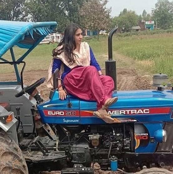 ट्रैक्टर पर सारा अली खान ने क्लिक करवाई तस्वीर, हो रही वायरल