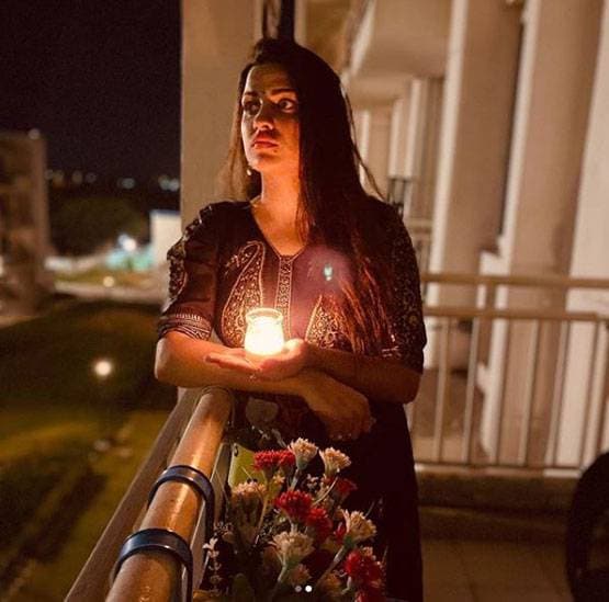 कोरोना के खि‍लाफ जंग: अक्षय कुमार से लता मंगेशकर तक, सभी ने जलाई कैंडि‍ल