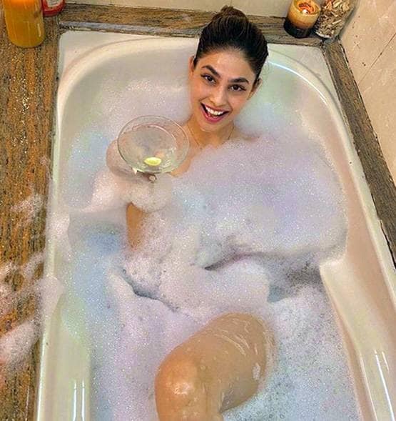 बाथटब में चिल कर रहीं पूर्व मिस इंडिया यूनिवर्स, शेयर की बोल्ड फोटोज