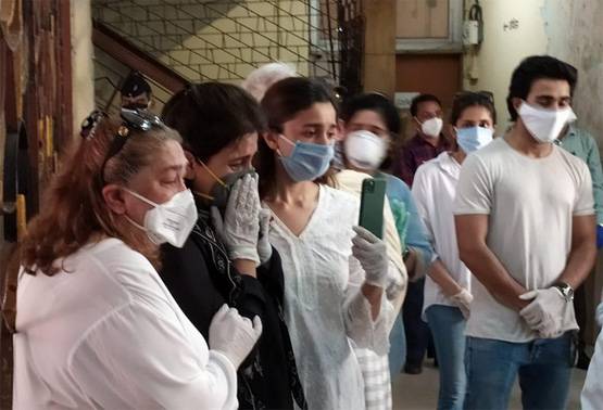 चिंटू अंकल को अलविदा कहने पहुंचे सैफ-करीना, भाई रणधीर दिखे साथ