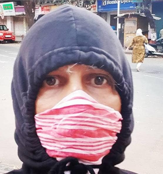 मास्क पहन सब्जी लेने गए मिलिंद सोमन, शेयर कीं सुनसान सड़कों की तस्वीरें