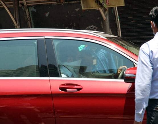 ऋषि कपूर के अंतिम दर्शन के लिए पहुंच रहे बॉलीवुड के सितारे, तस्वीरें