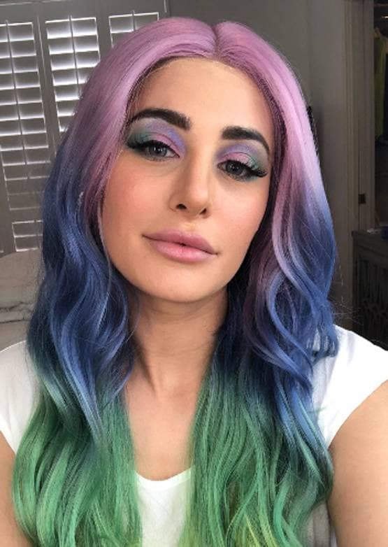 बोरियत को दिया मेकअप का टच, डिजनी प्रिंसेस की तरह तैयार हुईं नरगिस