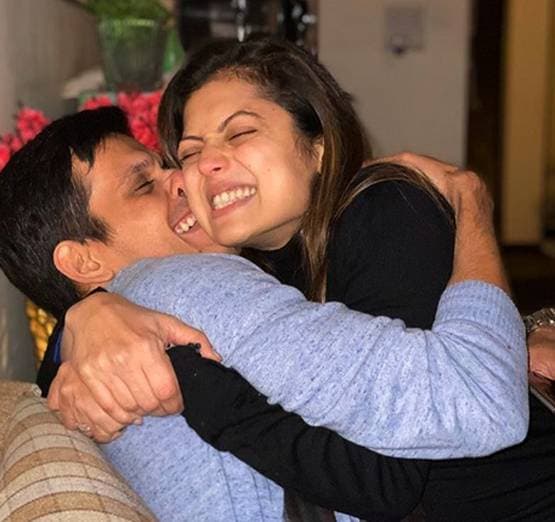 लॉकडाउन के बीच छाई टीवी एक्ट्रेस की रोमांटिक फोटो, पति संग किया लिपलॉक