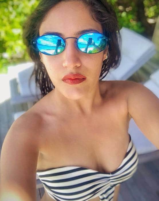 इश्कबाज फेम एक्ट्रेस का ग्लैमरस अवतार, स्ट्रेपलेस बिकिनी में सेल्फी वायरल