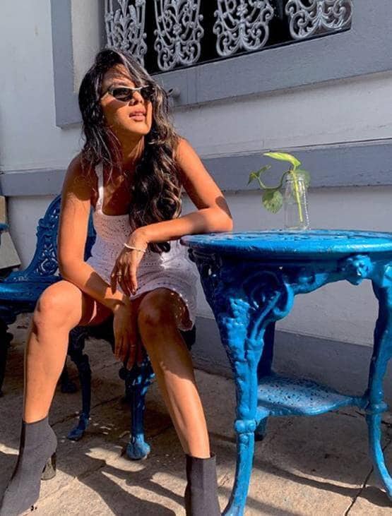 व्हाइट मोनोकनी में निया शर्मा का बोल्ड अंदाज, हाई हील्स में दिया पोज