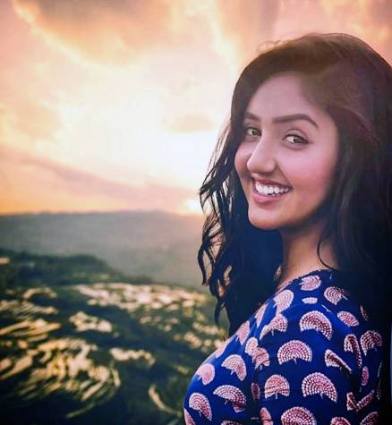 हिना खान की बेटी बनकर हुईं फेमस, अब कर रहीं 19 साल बड़े एक्टर संग रोमांस