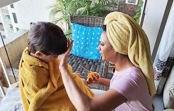 लॉकडाउन: हेयर स्टाइलिस्ट बनीं श्वेता तिवारी, घर पर काटे बेटे के बाल