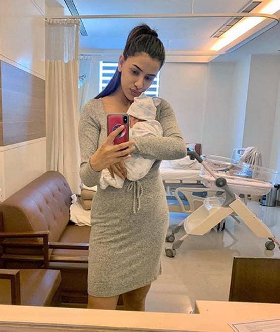 डिलीवरी के बाद एक्ट्रेस का नहीं दिखा बैली फैट, स्लिम अवतार देख शॉक्ड फैंस