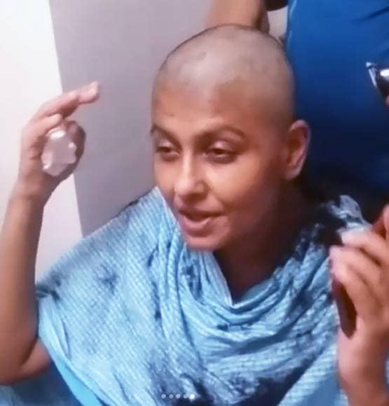 लॉकडाउन में बाल्ड हुई एक्ट्रेस, कैंसर के मरीजों की मदद के लिए देंगी बाल