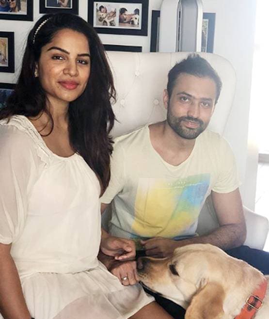 कुमकुम भाग्य एक्ट्रेस ने फ्लॉन्ट किया बेबी बंप, डॉगी के लिए लिखा नोट