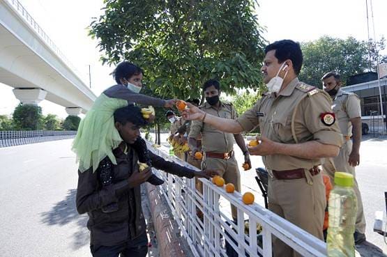 कोरोना वीरों के सम्मान में कहीं उनका जोखिम न बढ़ा दें आप...?