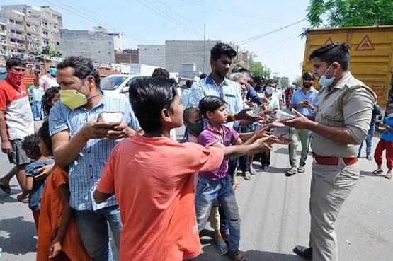 कोरोना वीरों के सम्मान में कहीं उनका जोखिम न बढ़ा दें आप...?
