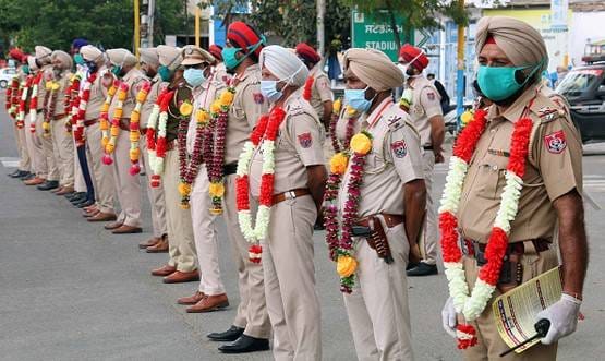 कोरोना वीरों के सम्मान में कहीं उनका जोखिम न बढ़ा दें आप...?