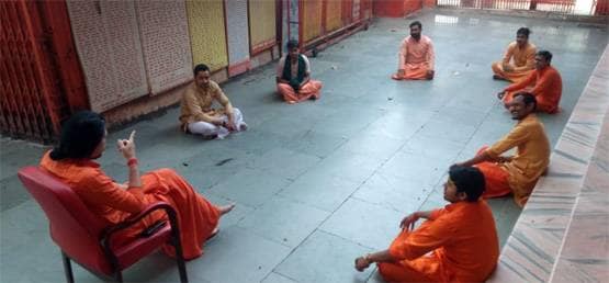 काशी-अयोध्या के मंदिरों में पूजा नहीं गरीबों के लिए बन रहा खाना