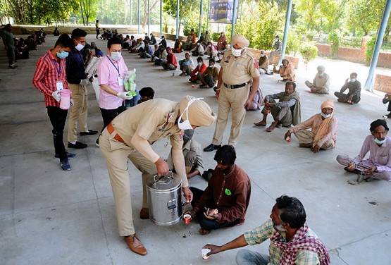 कोरोना वीरों के सम्मान में कहीं उनका जोखिम न बढ़ा दें आप...?